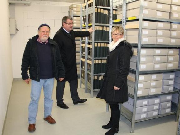 Bürgermeister Matthias Guderjan, Archivar Axel Verderber und Irene Uwira vom Hauptamt